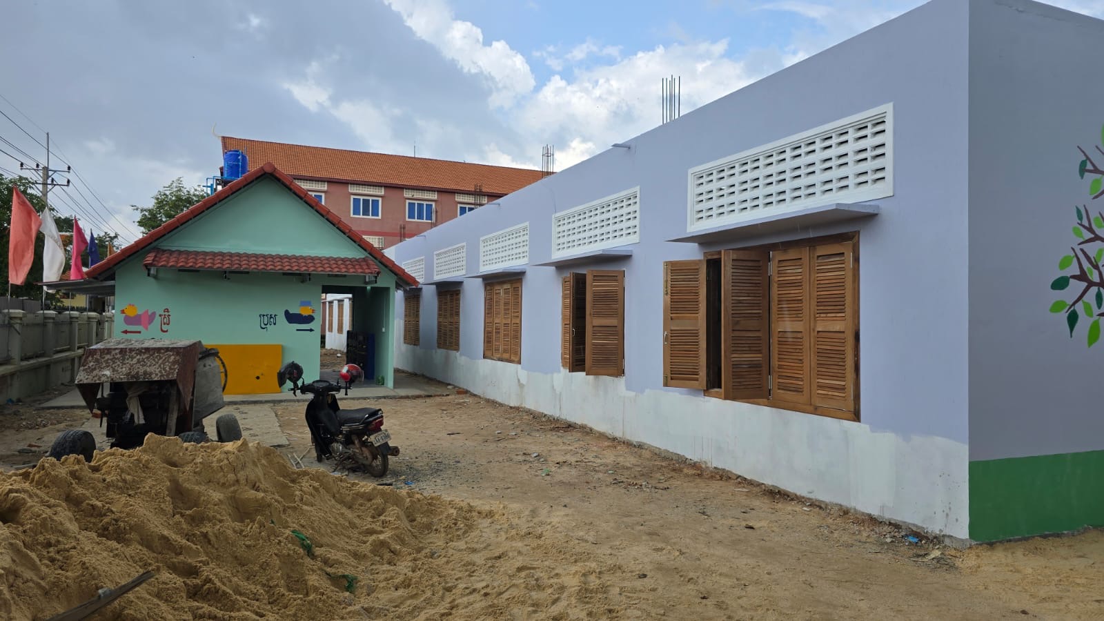 Geberit trainees installing sanitation facilities at Svay Thom School (4)
