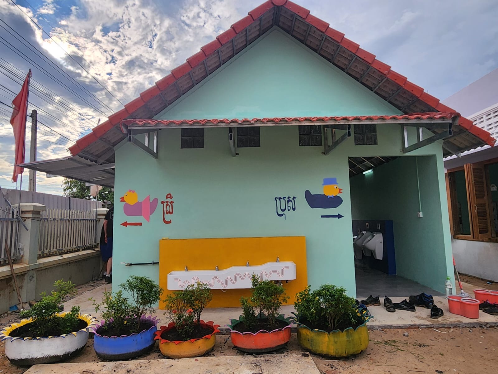 Geberit trainees installing sanitation facilities at Svay Thom School (15)