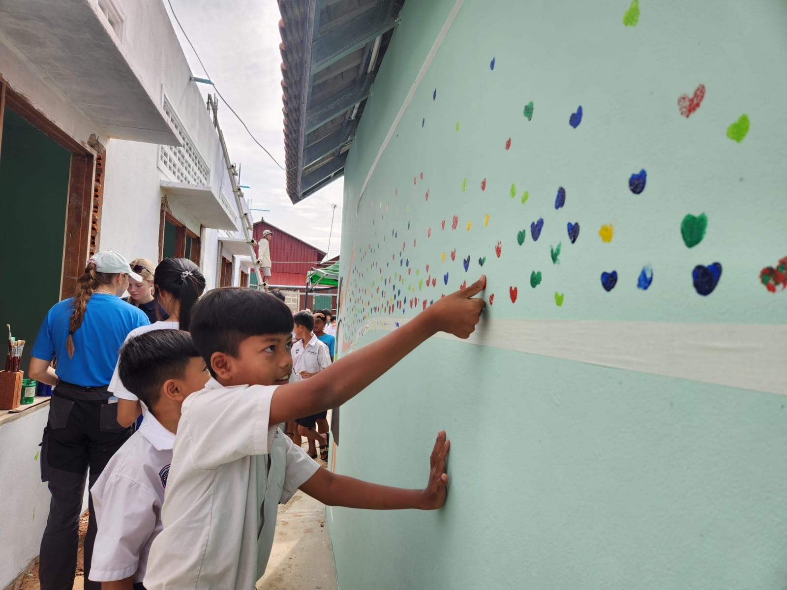 Geberit trainees installing sanitation facilities at Svay Thom School (6)