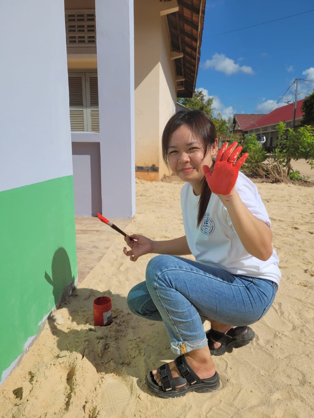 Geberit trainees installing sanitation facilities at Svay Thom School (10)