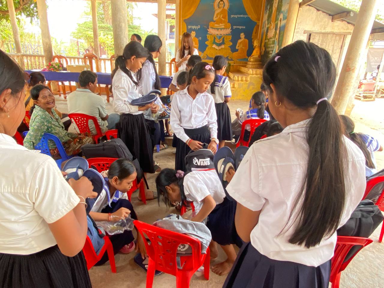 School bags and material: a second round of deliveries – photo 7