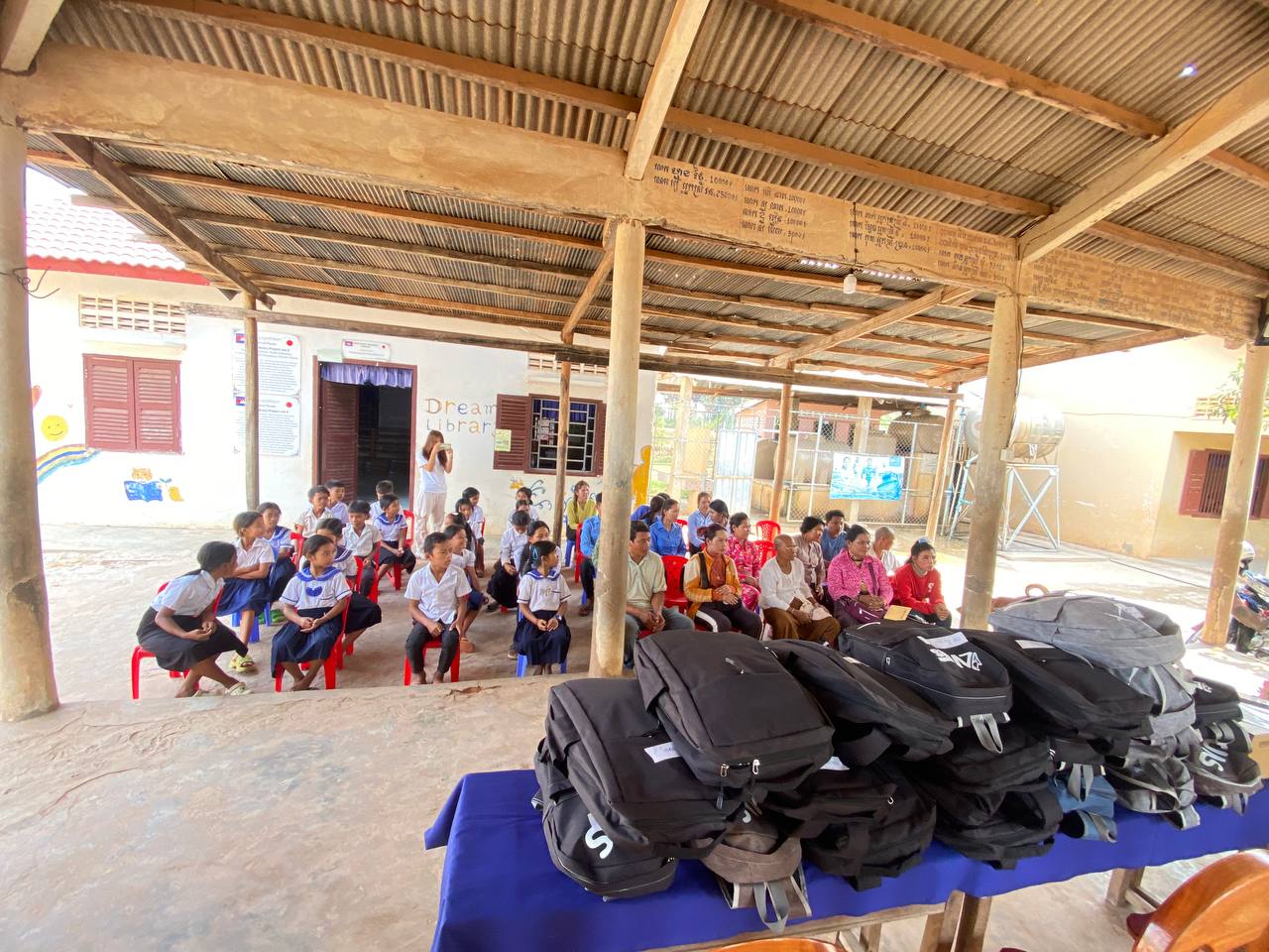 School bags and material: a second round of deliveries – photo 3