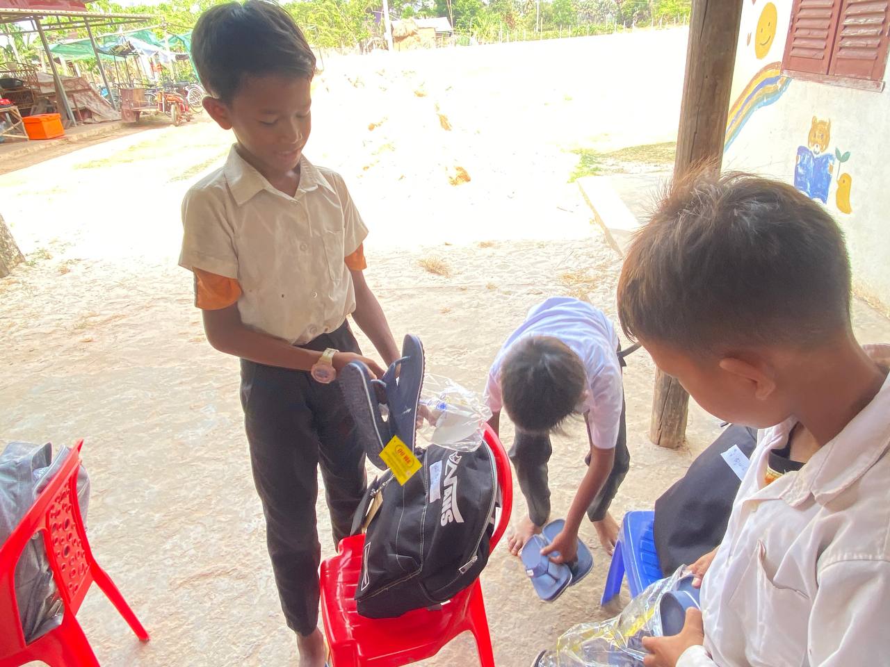 School bags and material: a second round of deliveries – photo 6